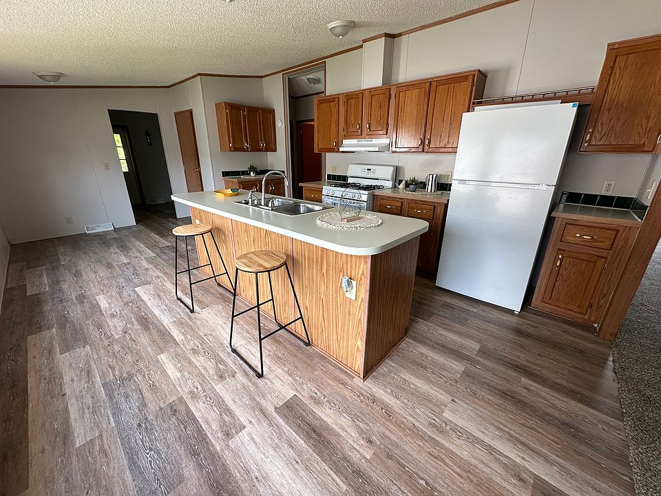 1st image of 429 Laurel Oak Ln