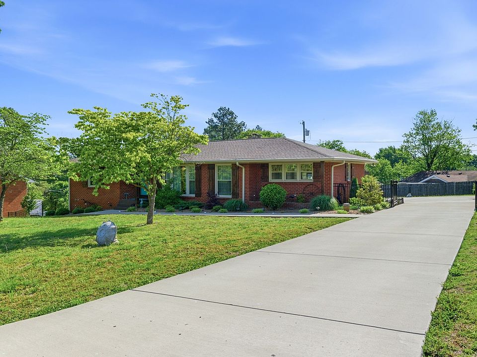 1st image of 210 S Sequoia Dr