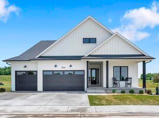 926 Long Dr, Solon, IA 52333