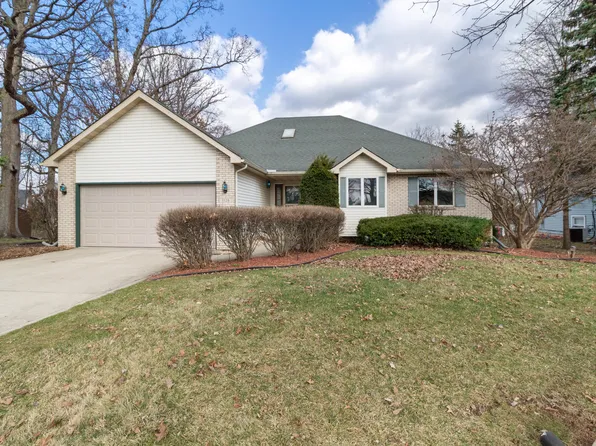 1128 Country Club Dr, Crown Point, IN 46307