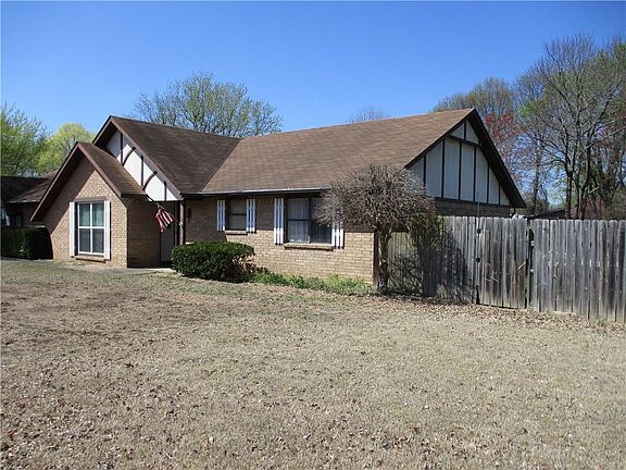 3rd image of 2801 Parkwood Dr