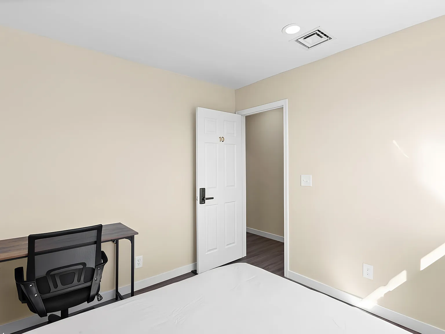4 bed, 5.0 bath, 2950 sqft, $875 — Photo 3