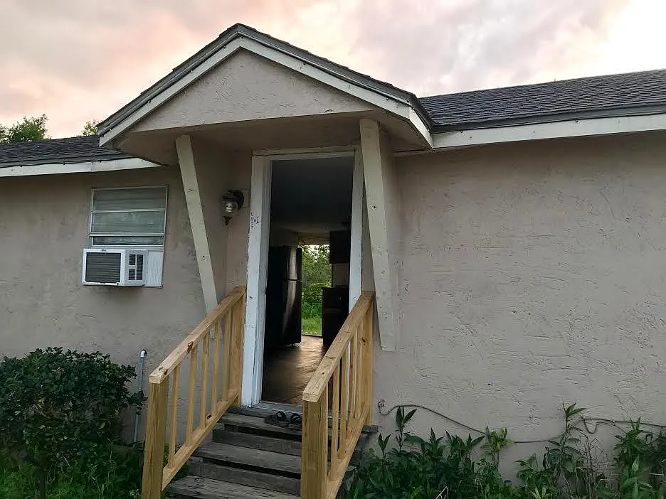 Welcome home to this cozy duplex