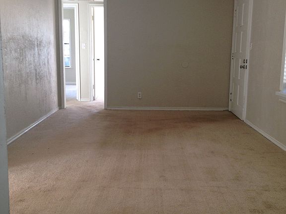 Living room w/ ceiling fan