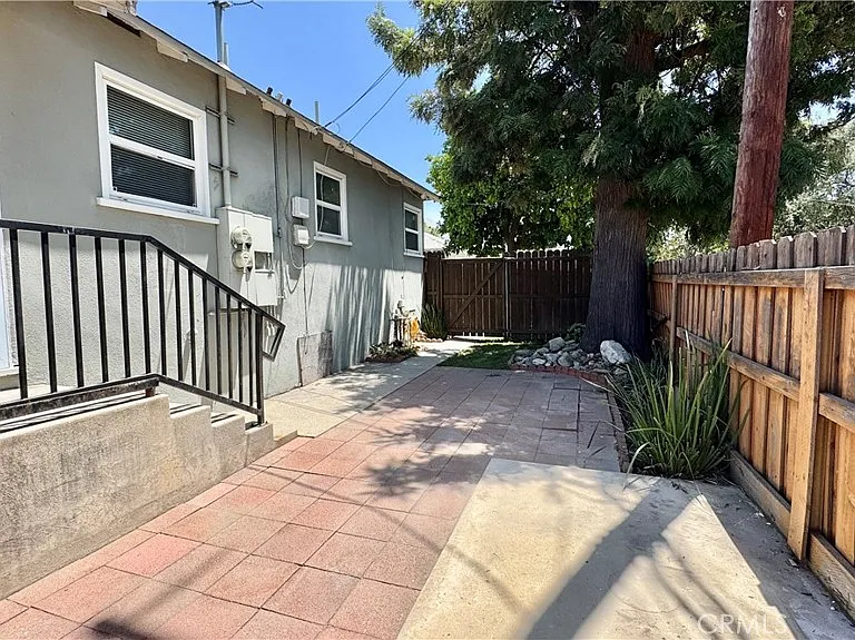 240 N Shamrock Ave — Photo 15
