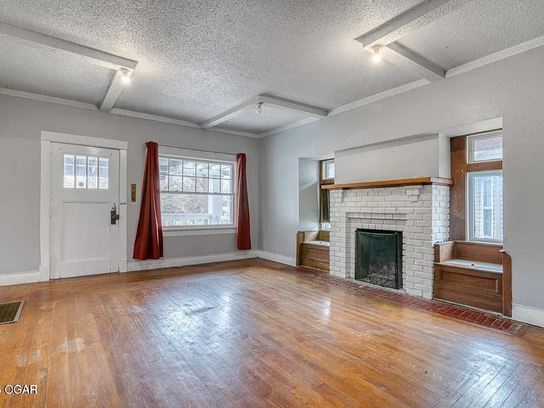 1321 W Broadway St — Photo 3