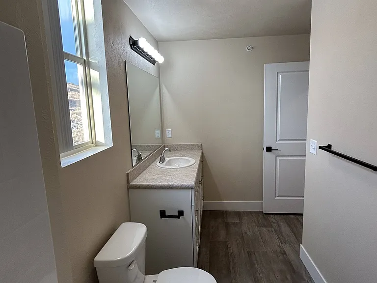 998SQFT Unit Bathroom