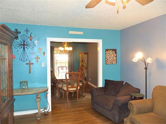 3rd image of 808 Laurel Dr