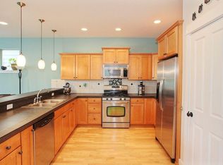 102 NE Stonebriar Ln, Hillsboro, OR 97124