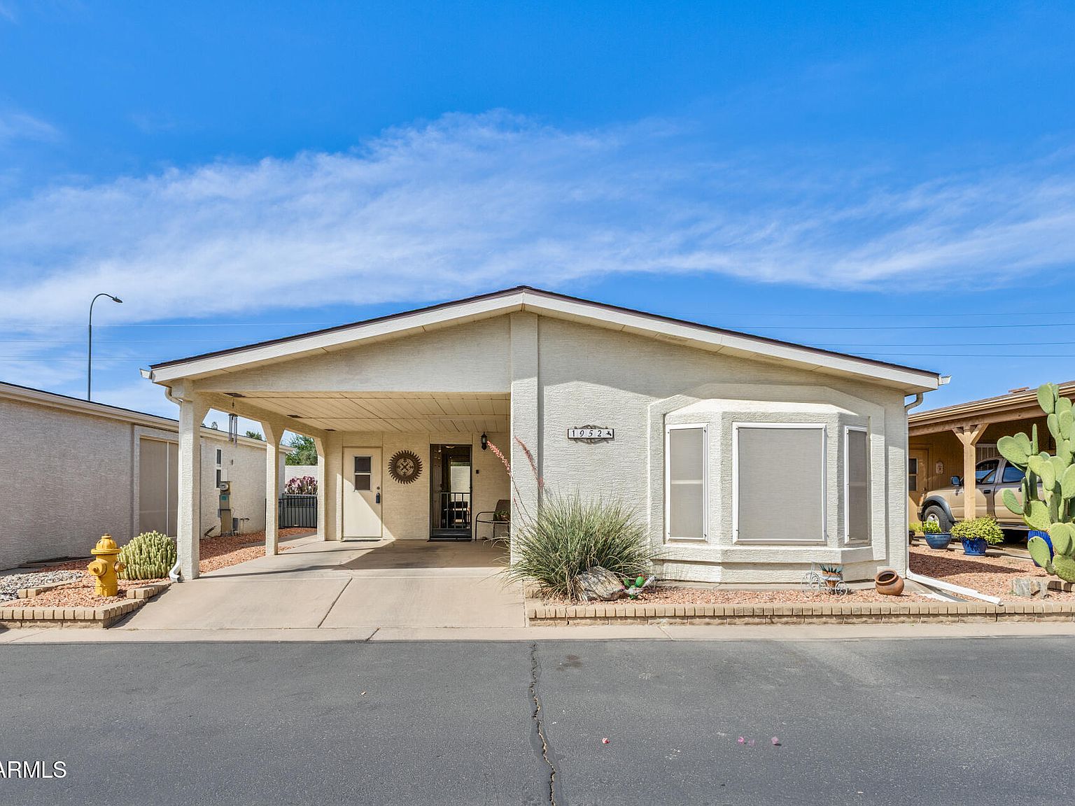 1952 E AUGUSTA Avenue