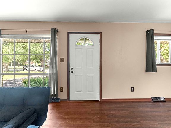 5th image of 317 Fairlane Dr