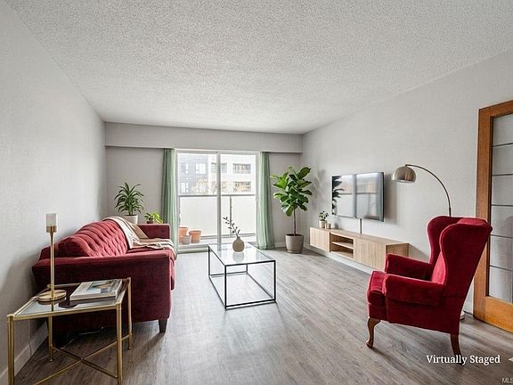 3rd image of 848 Esquimalt Rd #207
