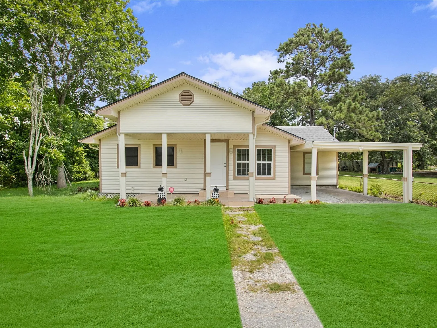 4 bed, 2.0 bath, 2050 sqft, $2,500 — Photo 3