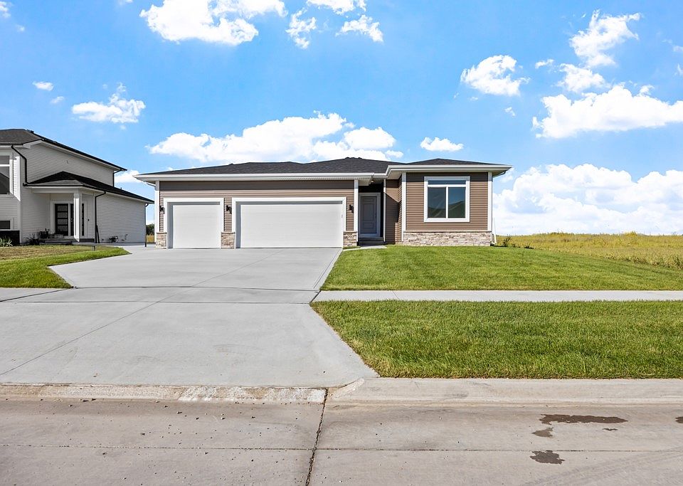 1st image of 300 Creekside Dr SW