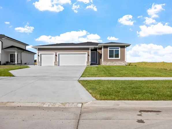 300 Creekside Dr SW, Bondurant, IA 50035