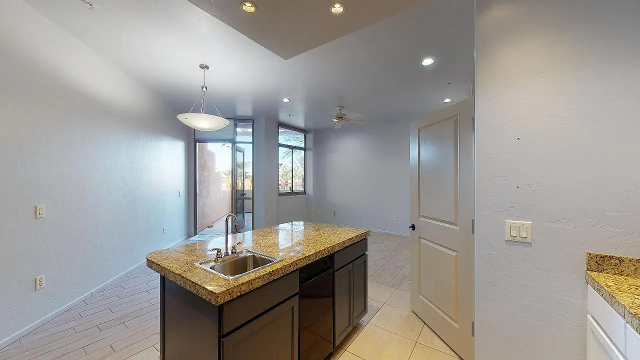 446 N Campbell Ave — Photo 2