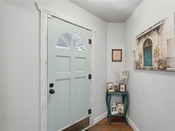 3rd image of 733 E Krezdorn St