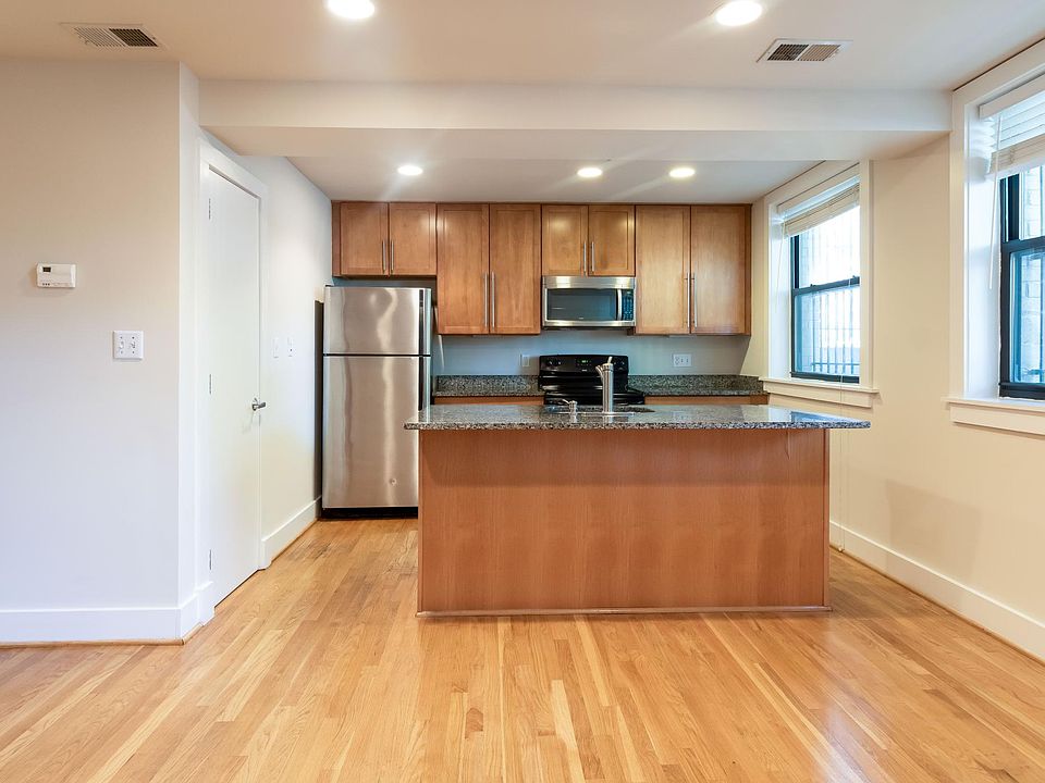 Kitchen! Cabinets to to the ceiling!