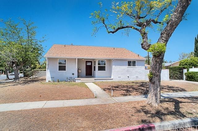 Situated in a great pocket of homes in the recently designated Granada Hills area.