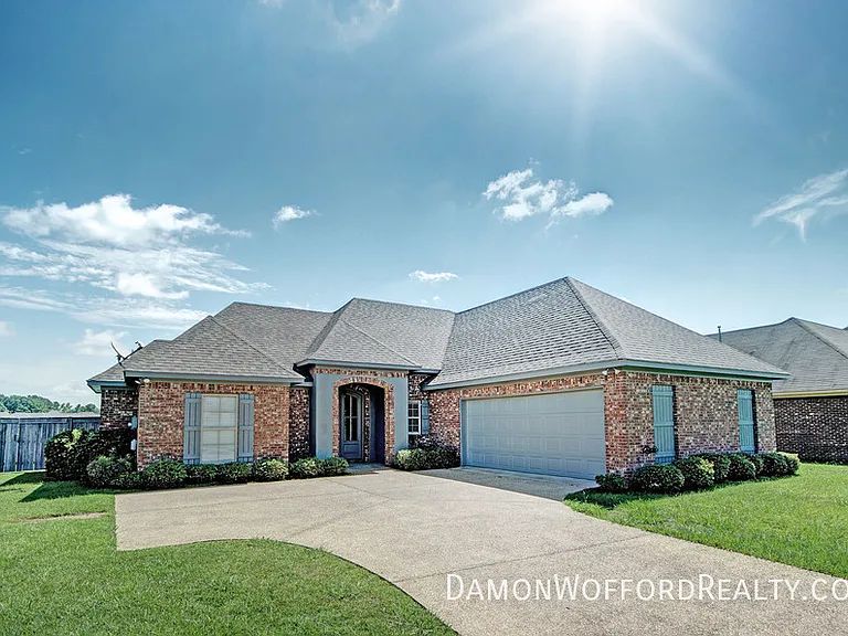 142 Lakeway Dr — Photo 1