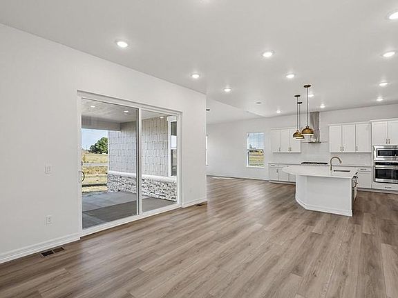 5th image of 1162 Weller Street