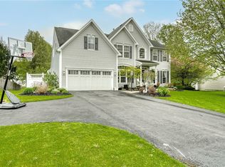 15 Dickinson Xing, Fairport, NY 14450
