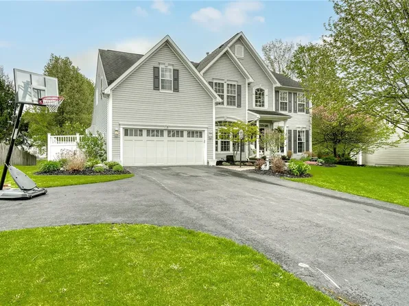 15 Dickinson Xing, Fairport, NY 14450