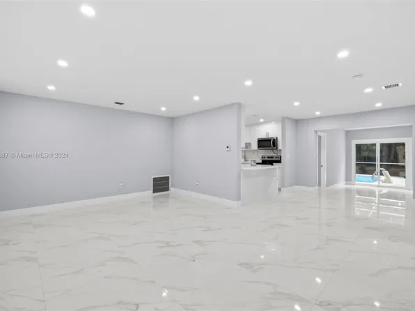 201 SW 70th Ter, Hollywood, FL 33023