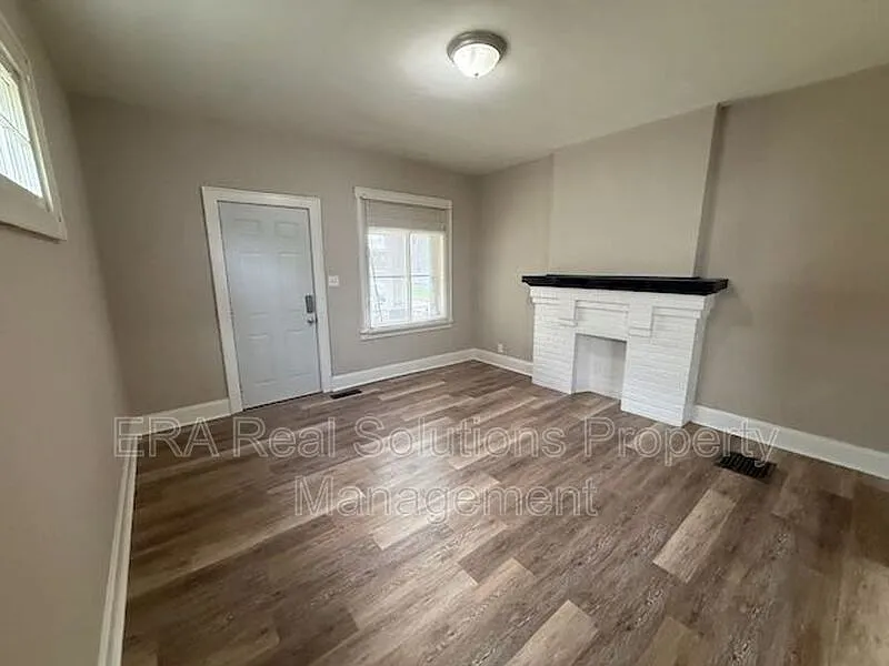 3 bed, 1.0 bath, 1232 sqft, $1,400 — Photo 3