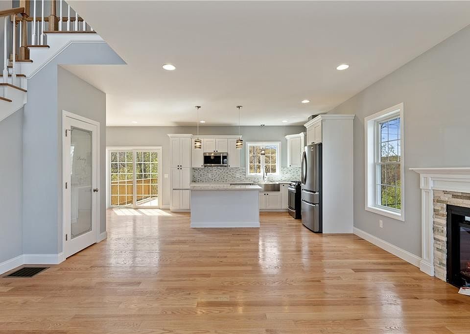 460 Louise St, Woonsocket, RI 02895 Zillow