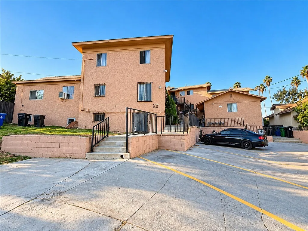 2 bed, 600 sqft, $2,300 — Photo 2