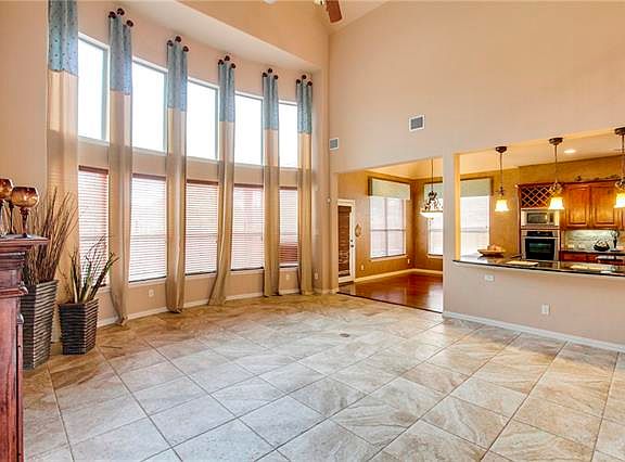 5th image of 2727 Waterfront Dr
