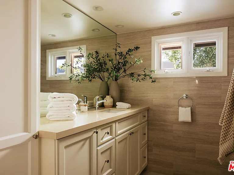 1744 N Doheny Dr — Photo 18