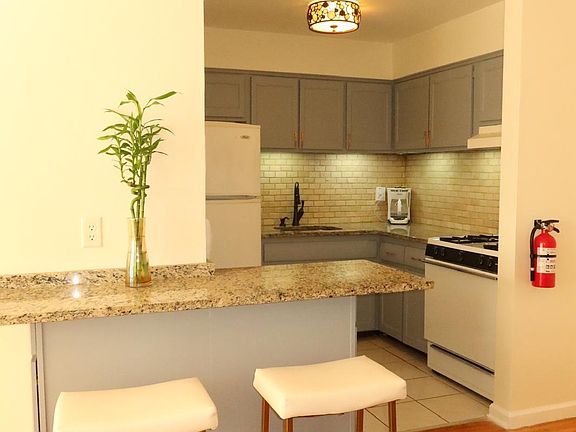 5th image of 605 Grove St APT E9