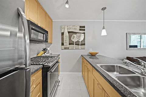 4th image of 989 Richards St #605