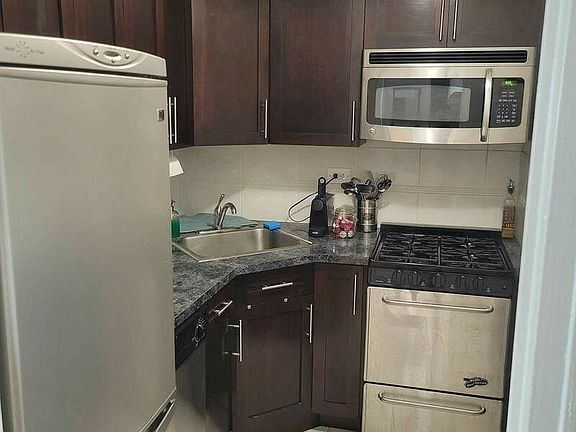 4th image of 435 W 57th St APT 12F