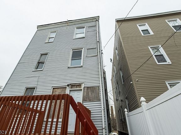 3rd image of 195 N 16th St