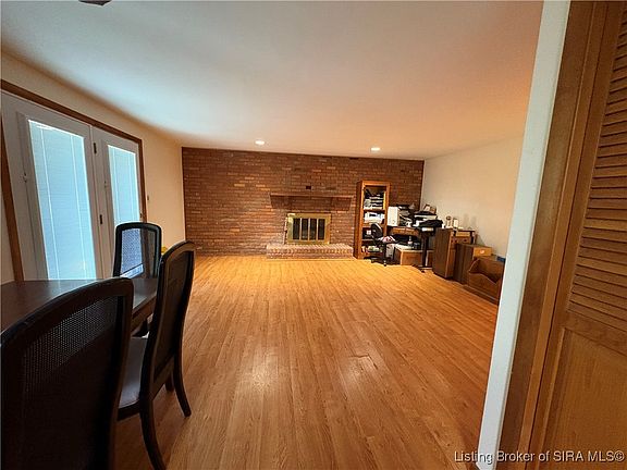 4th image of 300 Hillcrest Dr