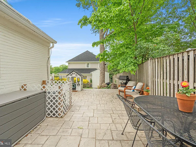 610 Crestwood Dr — Photo 35