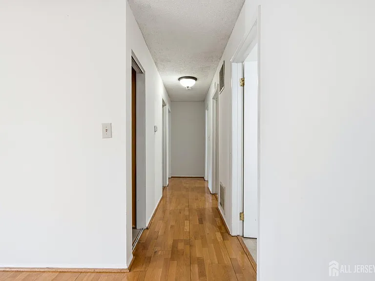 334 Lancaster Ct — Photo 11