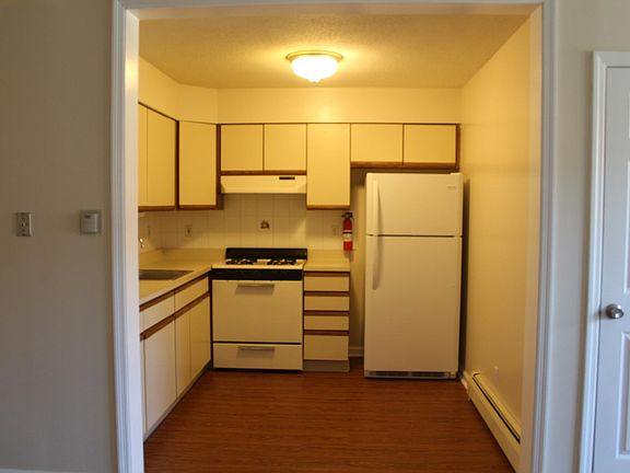3rd image of 476 Essex St