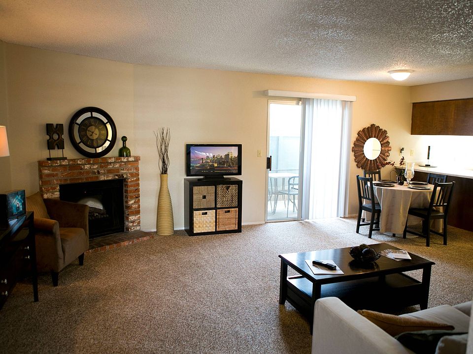 2x2 Living Room