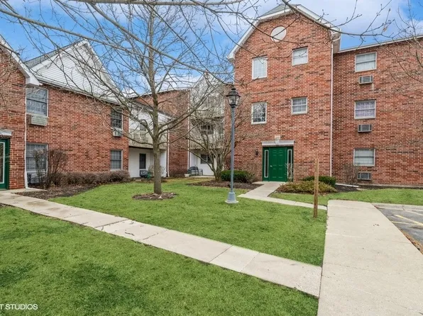 551 Leah Ln APT 2C, Woodstock, IL 60098