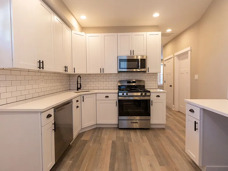 Pf-Arg, 2850 W Barry Series — Photo 1