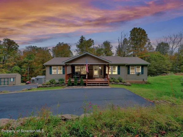 88 Sterling Gardens Dr, Moscow, PA 18444