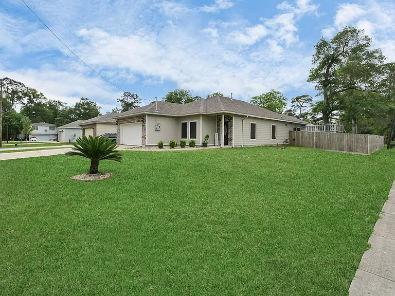 3102 Ash Dr — Photo 2