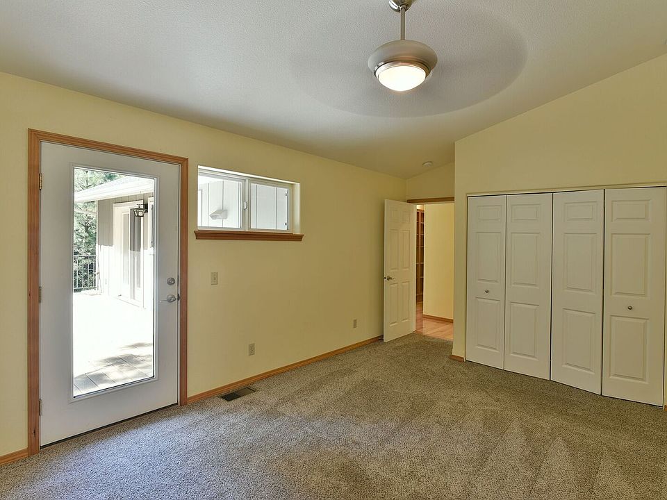 2nd image of 211 Magnolia St