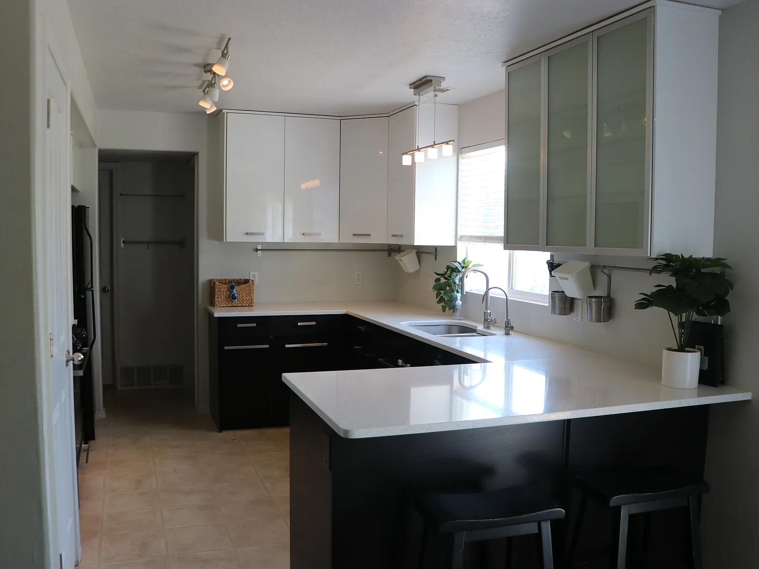 4 bed, 2.5 bath, 1600 sqft, $2,300 — Photo 2