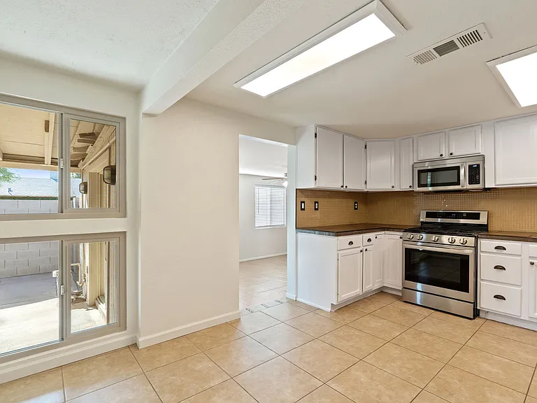 901 E Hearn Rd — Photo 17