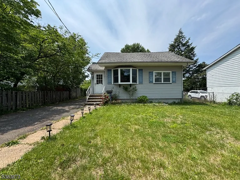 636 Linden Ave — Photo 1